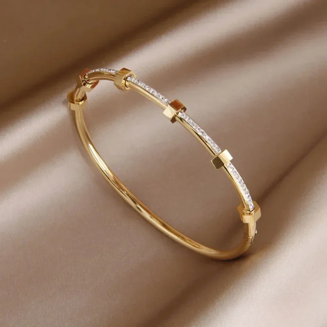 Aurevia – Geometric Elegance Gold Bangle