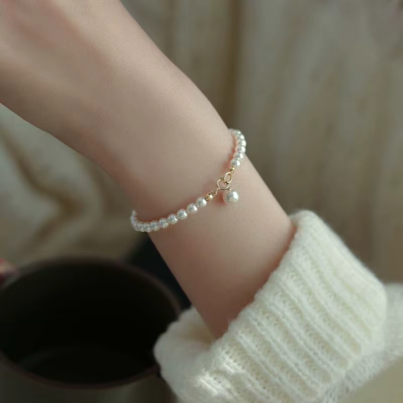Eloisa – Classic Pearl Charm Bracelet