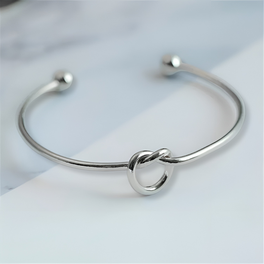 Kaitlyn – Minimalist Knot Bangle for Women