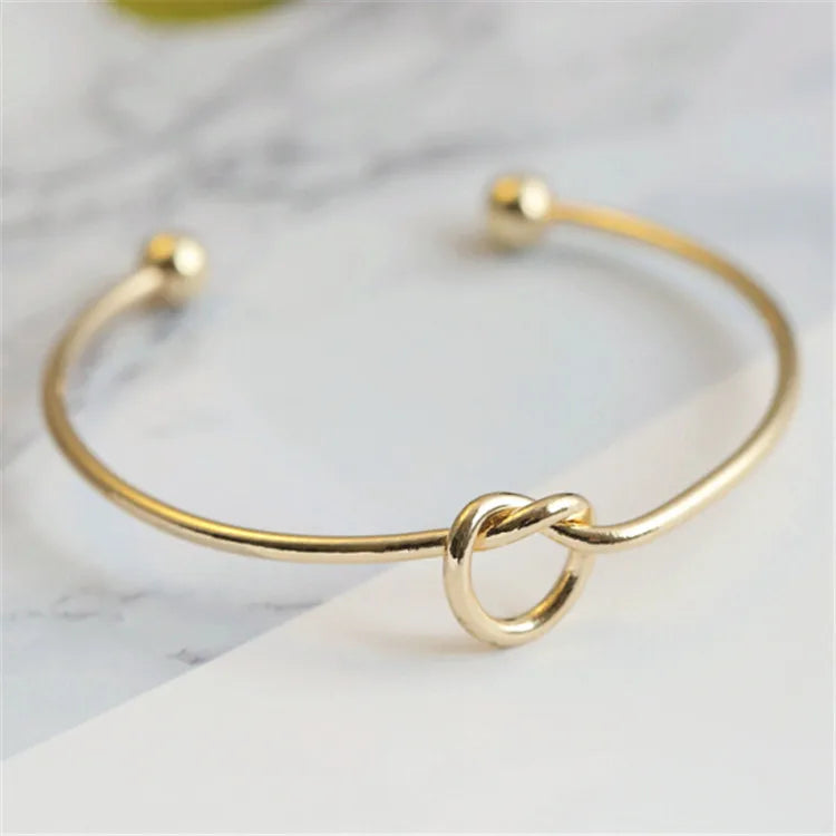 Kaitlyn – Minimalist Knot Bangle for Women