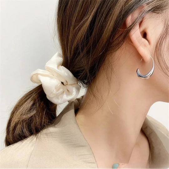 Maren – Minimalist Curve Hoop Earrings