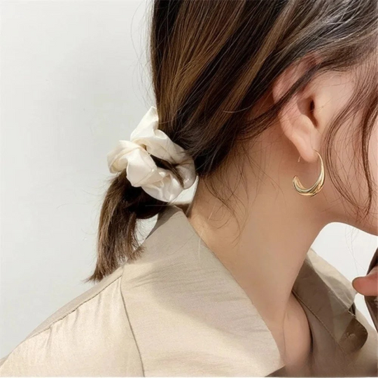 Maren – Minimalist Curve Hoop Earrings