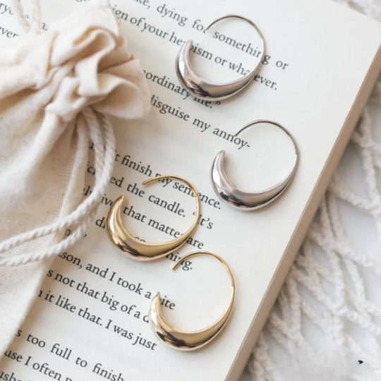 Maren – Minimalist Curve Hoop Earrings