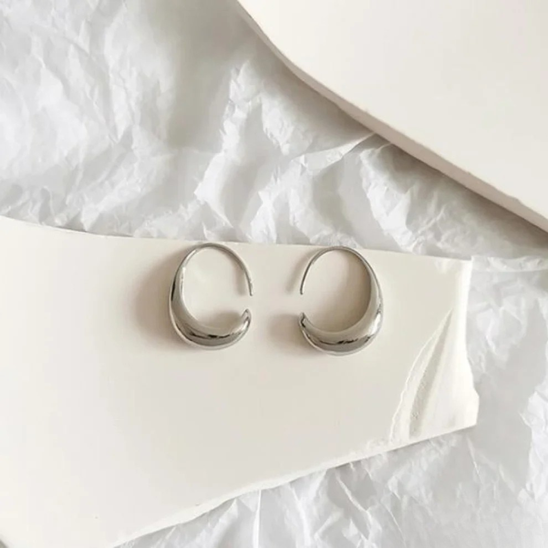 Maren – Minimalist Curve Hoop Earrings
