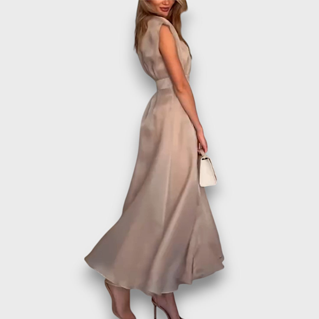 Vivelle – Flowing Dress with Subtle Slit