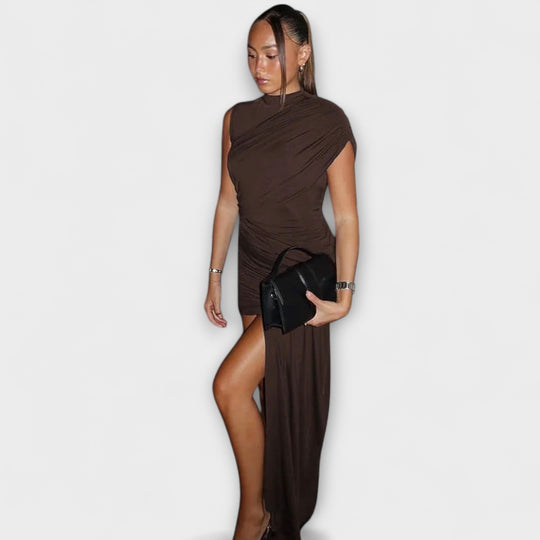 Liliane – Slim-Fit Pleated Dress with Round Neckline
