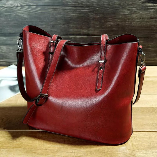 Amira – Classic Leather Shoulder Bag Combining Style and Functionality
