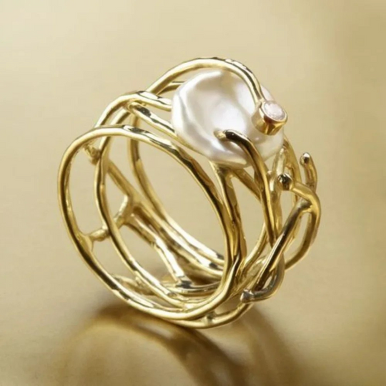 Vintage gold ring with pearl