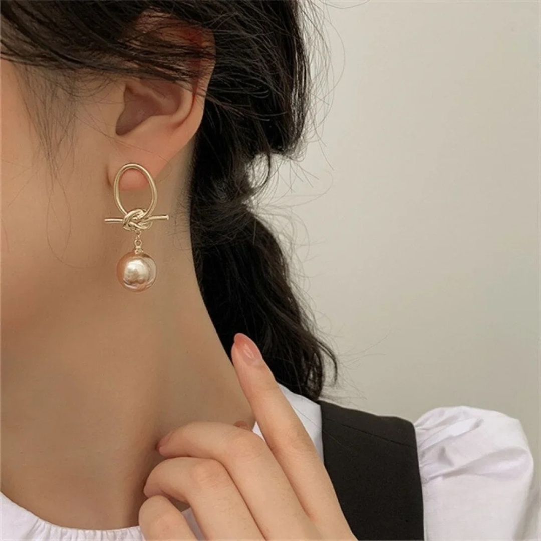 Criza – Golden Baroque Pearl Drop Earrings