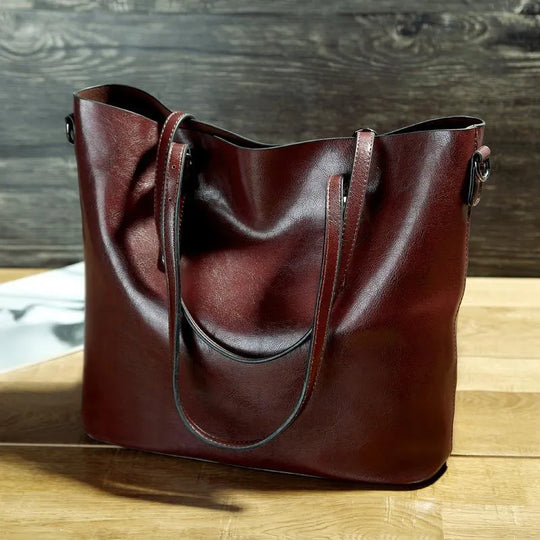 Amira – Classic Leather Shoulder Bag Combining Style and Functionality