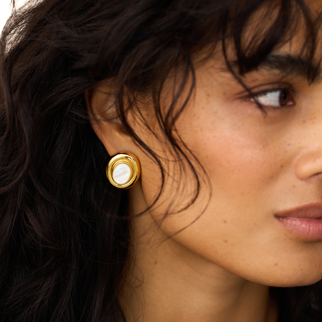 Kathleen – Gold Oval Stud Earrings with Mother-of-Pearl