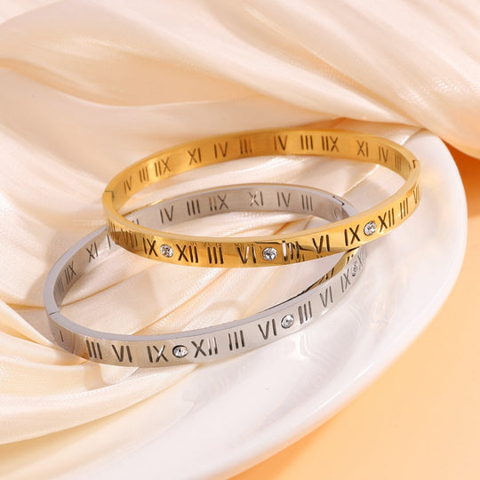 Novare – Roman Numeral Engraved Bangle