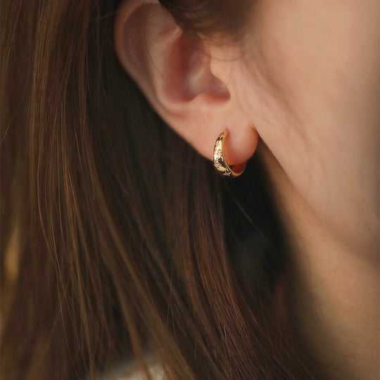 Mariko – Golden Twist Hoop Earrings