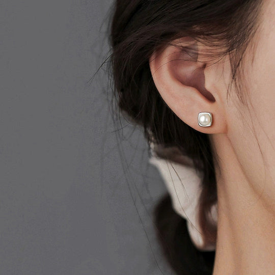 Sue – Classic Pearl Stud Earrings