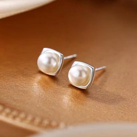 Sue – Classic Pearl Stud Earrings