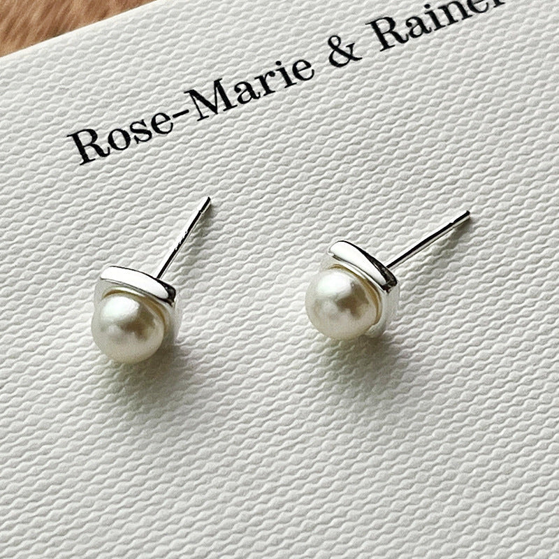 Sue – Classic Pearl Stud Earrings