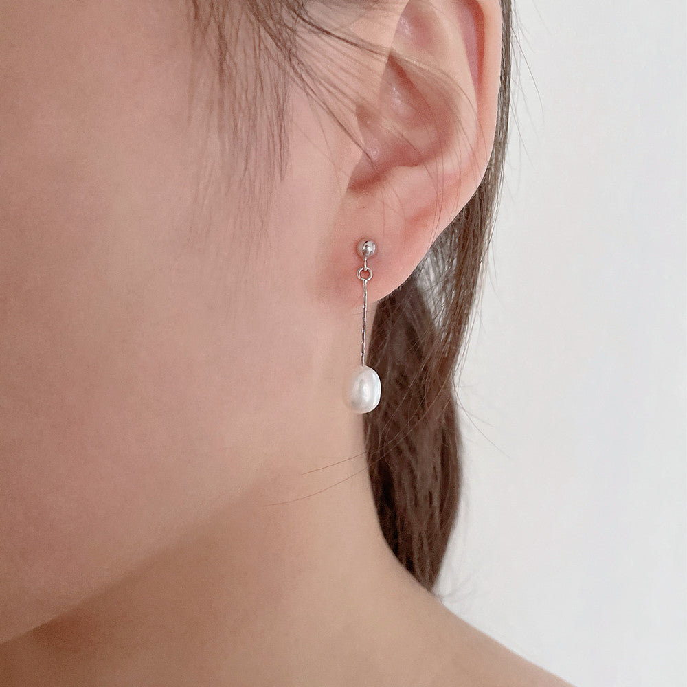 Chandria – Graceful Pearl Drop Earrings