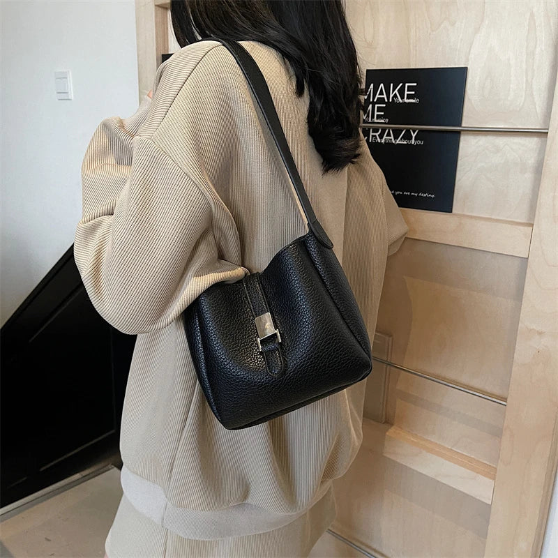 Arianna – Contemporary Leather-Style Bucket Bag