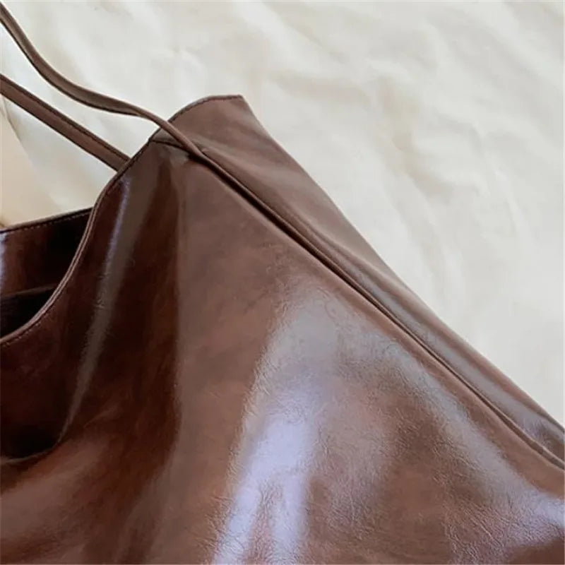Ayleen – Large Brown Leather-Style Tote Bag