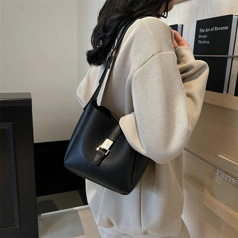 Arianna – Contemporary Leather-Style Bucket Bag