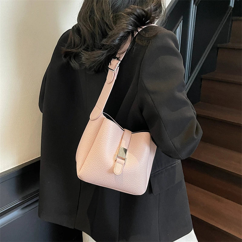 Arianna – Contemporary Leather-Style Bucket Bag