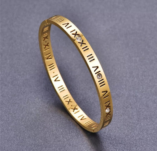 Novare – Roman Numeral Engraved Bangle