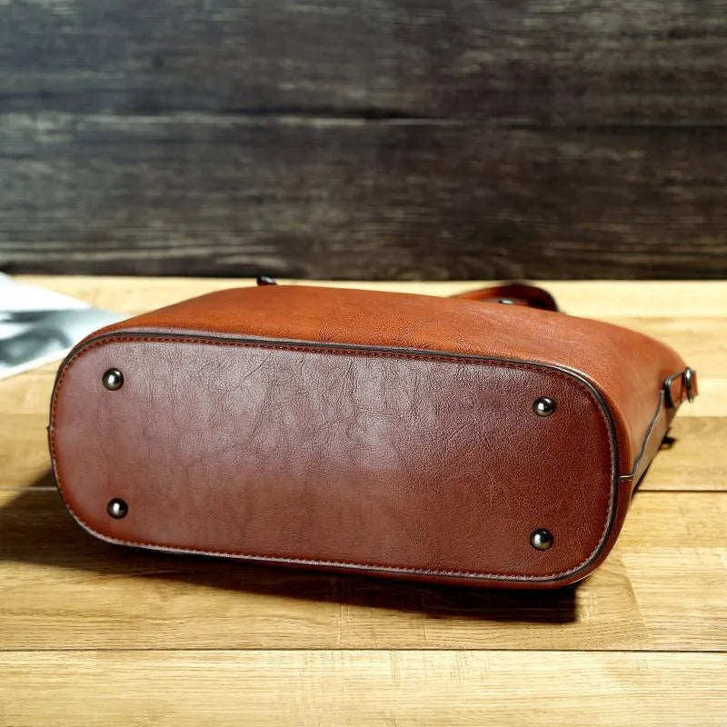 Amira – Classic Leather Shoulder Bag Combining Style and Functionality