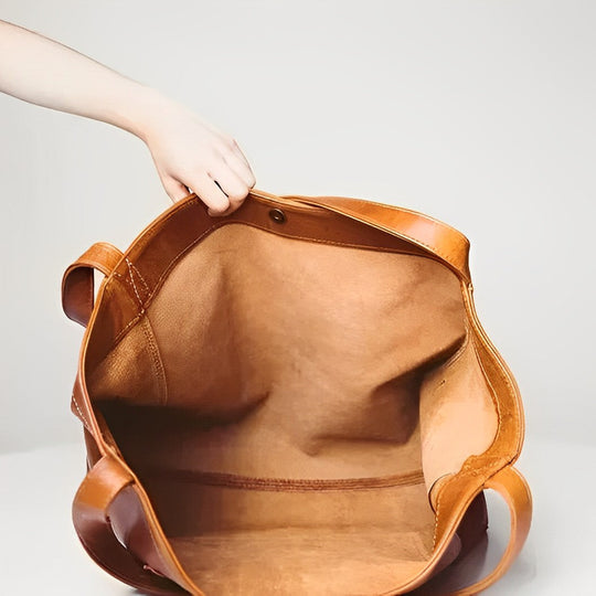 Anja – Retro Leather Handbag with Flap Closure