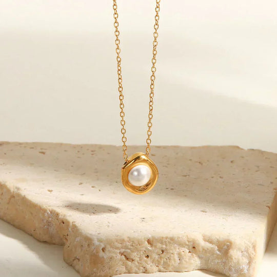 Anndrew – Golden Embrace Pearl Pendant