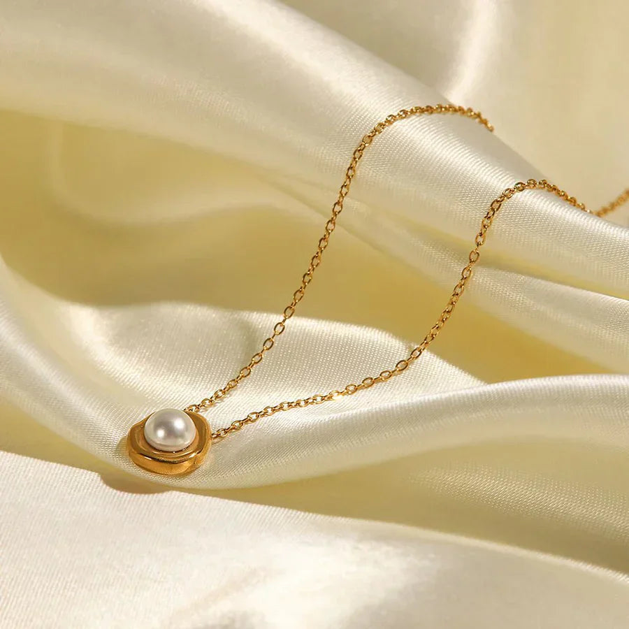 Anndrew – Golden Embrace Pearl Pendant